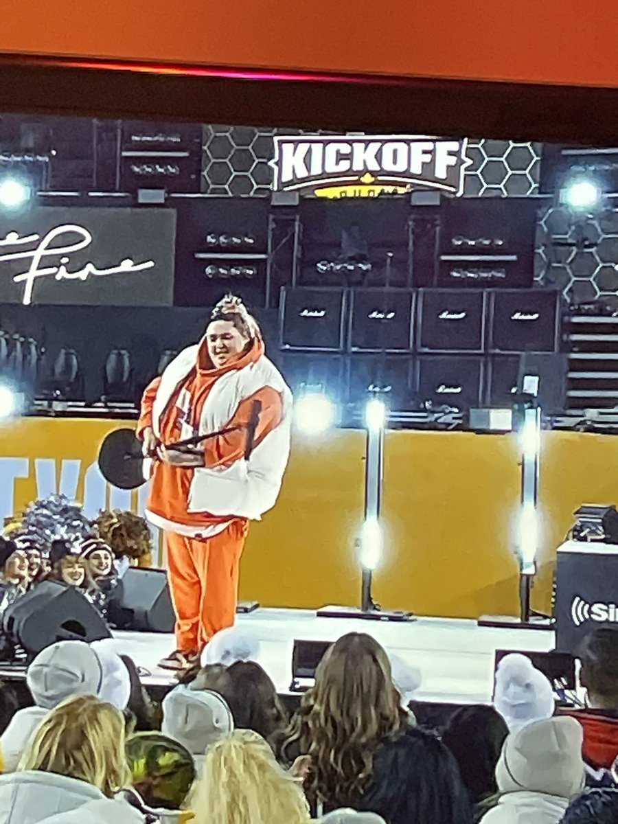 KataniTech's tweet photo. Allllll luv!! Enjoyed the music and  #goodvibes from your crew @JamieFineMusic  ✌🏽🏈 #GreyCup2023 https://t.co/uY0Tq80Bvo