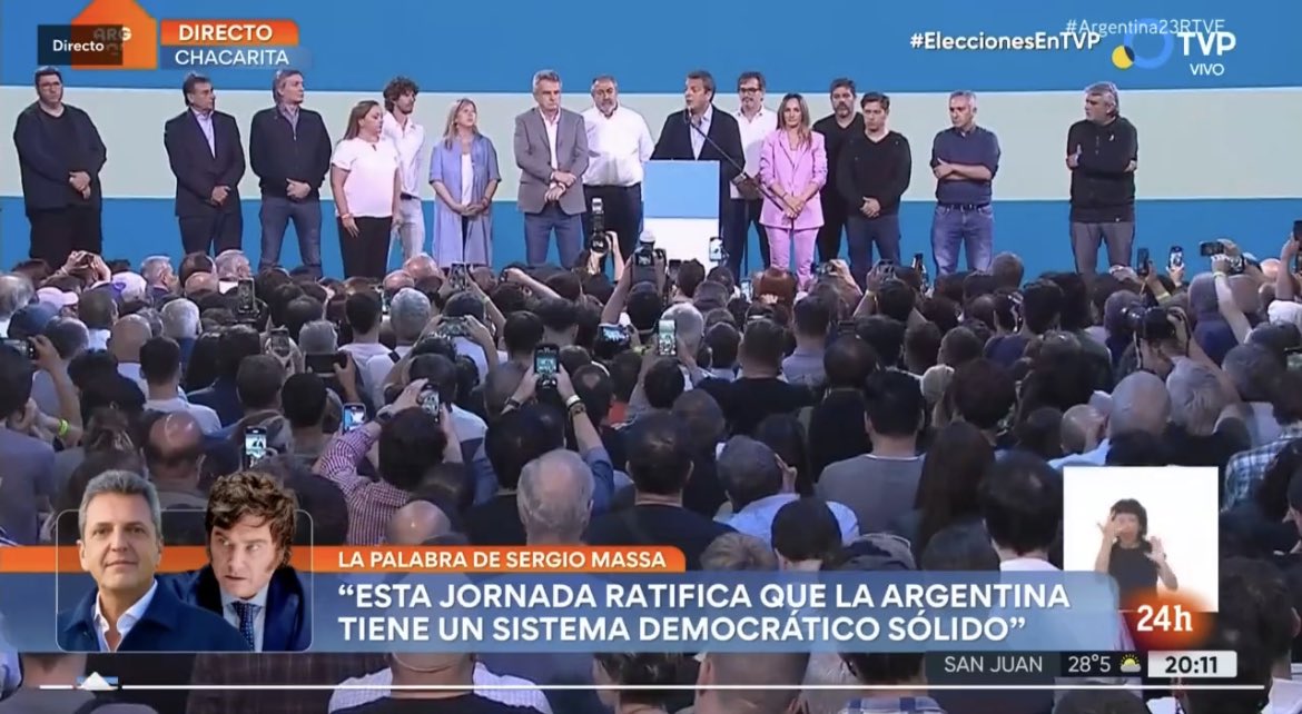 suselparedes's tweet image. Un demócrata cuando pierde saluda al vencedor. Ojalá en el Perú tengamos esa costumbre.