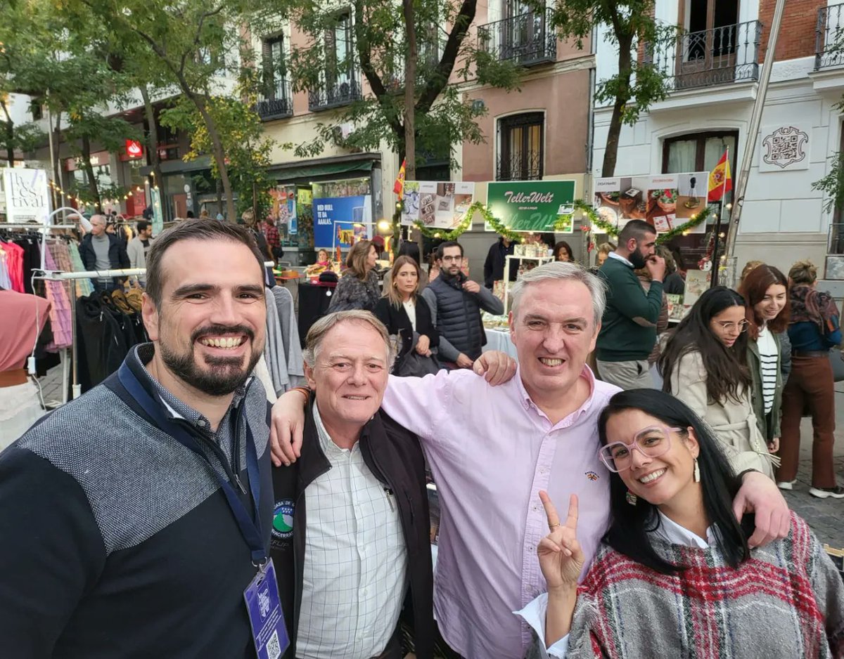 Espectacular jornada en el Market The Festival by Salesas.

La saga de fantasía Valores y Reinos ha estado acompañada de la novela negra y policial de <a href="/Jorgeolivasmart/">jorge olivas martín</a>, de la novela histórica y romántica de <a href="/mmartinezsonia/">Sonia Martínez</a> y de los libros de Madrid de <a href="/ManoloGSanahuja/">Manolo Garcia</a>.