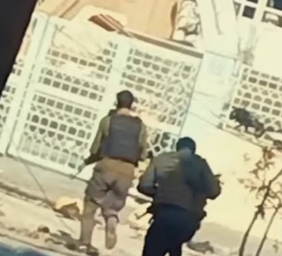 آسف أن اللقطة تستوقفني أكثر من كتابة نص، ومن قراءة صورة، ومن مطالعة مشهد، ومن تأمل خيال واقع، أنا هذه المرة عالق مع الصوت، التكبير في كل غارة على العدو، يكون تكبير مستقبِل الخبر اليقين بهلاك هدفه، أما هنا، في هذه فقط، خلع تكبير المصور قلبي، تكبير مودِّعٍ يعرف وحده كم دُفع في