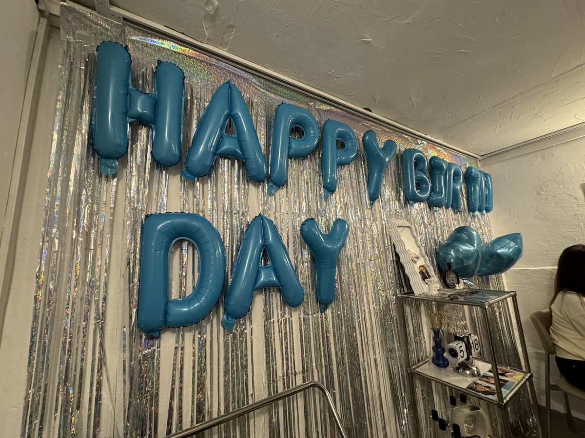 Alanax3's tweet photo. Visited such a nice cafe for Gowon’s birthday yesterday. The decorations were so cute and it was amazing to see Gowon herself! 🤩🤩🤩 #ThinkingaboutGoWon
#고원이를_생각하며 https://t.co/XJdLFaZaQh