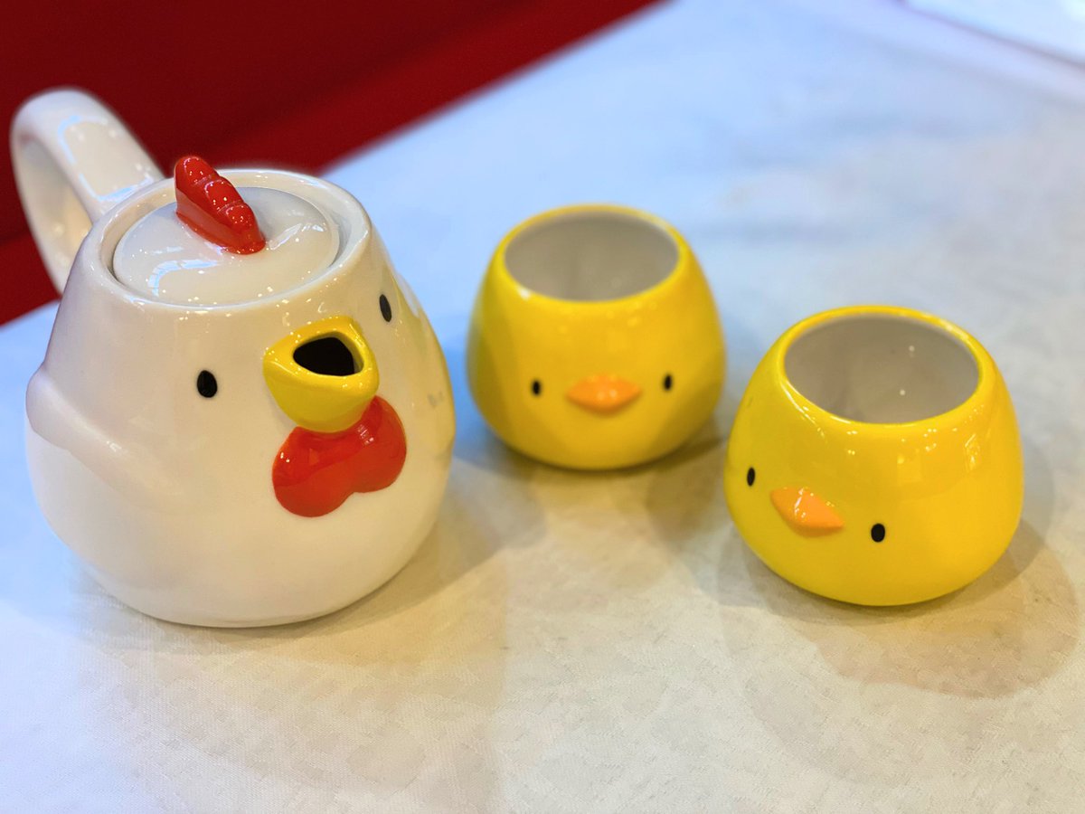 restaurantfilly's tweet photo. 中国料理フィリーに新しい茶器が登場🫖✨

デザフェスでの戦利品！
お子さまに喜んでいただけそうな
ニワトリとヒヨコ🐥の可愛らしい茶器です。

東北牧場にも元気な鶏たちがいることをお話しできそう！🍃

#デザフェス58戦利品  #デザフェス #デザフェス戦利品  #東北牧場 https://t.co/NFyRhwkpBV