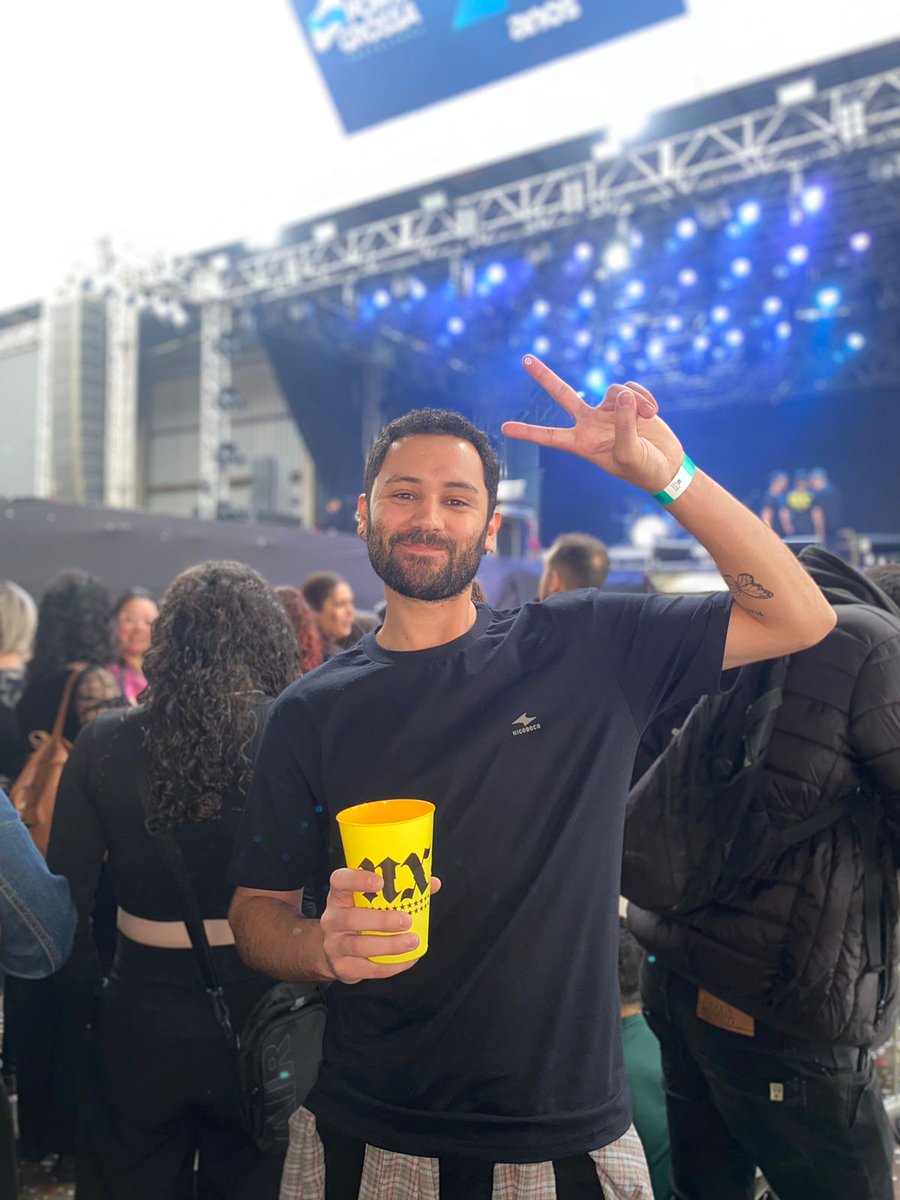 twobiasmiguel's tweet photo. vendo os gostoso do NX zero pela segunda vez, e dessa vez, bem de pertinho na grade 💛🖤 #tourcedooutarde #nxzero https://t.co/dVE2rcqtth