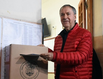 AsteriscosTv's tweet image. 𝐌𝐢𝐥𝐞𝐢 𝐚𝐩𝐥𝐚𝐬𝐭𝐨́ 𝐚 𝐌𝐚𝐬𝐬𝐚 𝐞𝐧 𝐂𝐨́𝐫𝐝𝐨𝐛𝐚 𝐲 𝐜𝐚𝐦𝐛𝐢𝐨́ 𝐥𝐚 𝐟𝐨́𝐫𝐦𝐮𝐥𝐚 𝐝𝐞𝐥 𝐟𝐞𝐫𝐧𝐞𝐭
asteriscos.tv/noticia-73743.…
#Milei #Cordoba #Fernet #AsteriscosTv