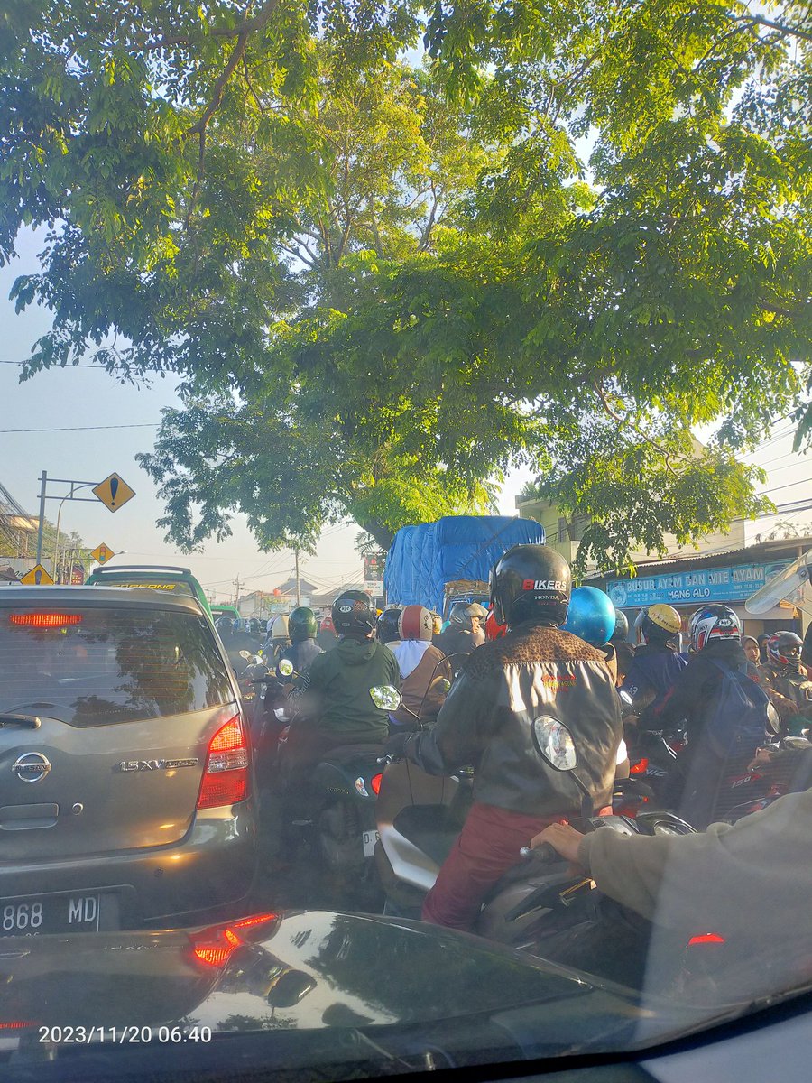 gmn ga tersendat ya, jalur arah soreang d penuhi oleh pemotor arah kopo, lokasi pertigaan junti katapang <a href="/PRFMnews/">Radio PRFM</a>