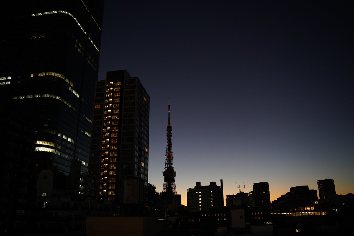 azabublog's tweet photo. 今朝の麻布台ヒルズと東京タワー🗼

早朝と夕方から見る風景が美しい。

#キリトリセカイ
#写真好きな人 
#東京カメラ部
#カメラ好きな人と繋がりたい
#写真で伝える私の世界 
#写真撮ってる人と繋がりたい 
#ファインダー越しの私の世界
#写真で伝えたい私の世界
#麻布台ヒルズ
#東京タワー https://t.co/jZmneDi2Og