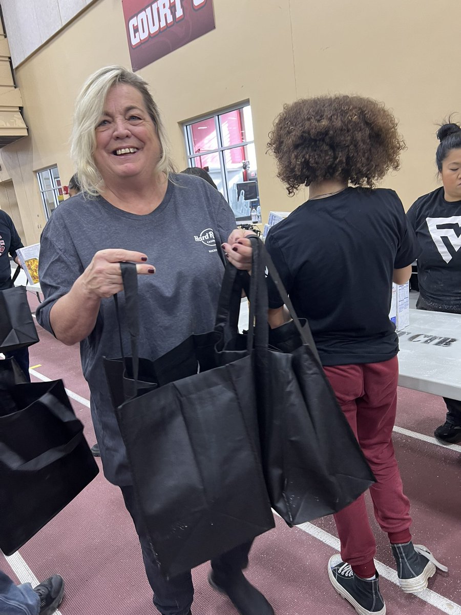 HRRockford's tweet photo. No “fowl” trouble here! It was a slam dunk 🏀 assisting The VanVleet Foundation for their annual turkey giveaway 🦃 Thanks to our team members for helping dish out 1,000 meals just in time for #Thanksgiving!
@fvvshop
#TakeTimeToBeKind #LoveAllServeAll #FVV #rockfordcasino https://t.co/PbYwtCsEYL
