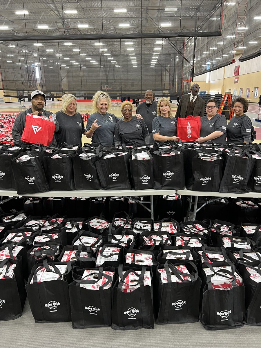 HRRockford's tweet photo. No “fowl” trouble here! It was a slam dunk 🏀 assisting The VanVleet Foundation for their annual turkey giveaway 🦃 Thanks to our team members for helping dish out 1,000 meals just in time for #Thanksgiving!
@fvvshop
#TakeTimeToBeKind #LoveAllServeAll #FVV #rockfordcasino https://t.co/PbYwtCsEYL