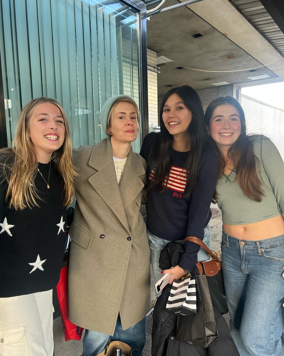 BraSarahPaulson's tweet photo. Sarah Paulson com fãs recentemente https://t.co/RDb4CzPdZG