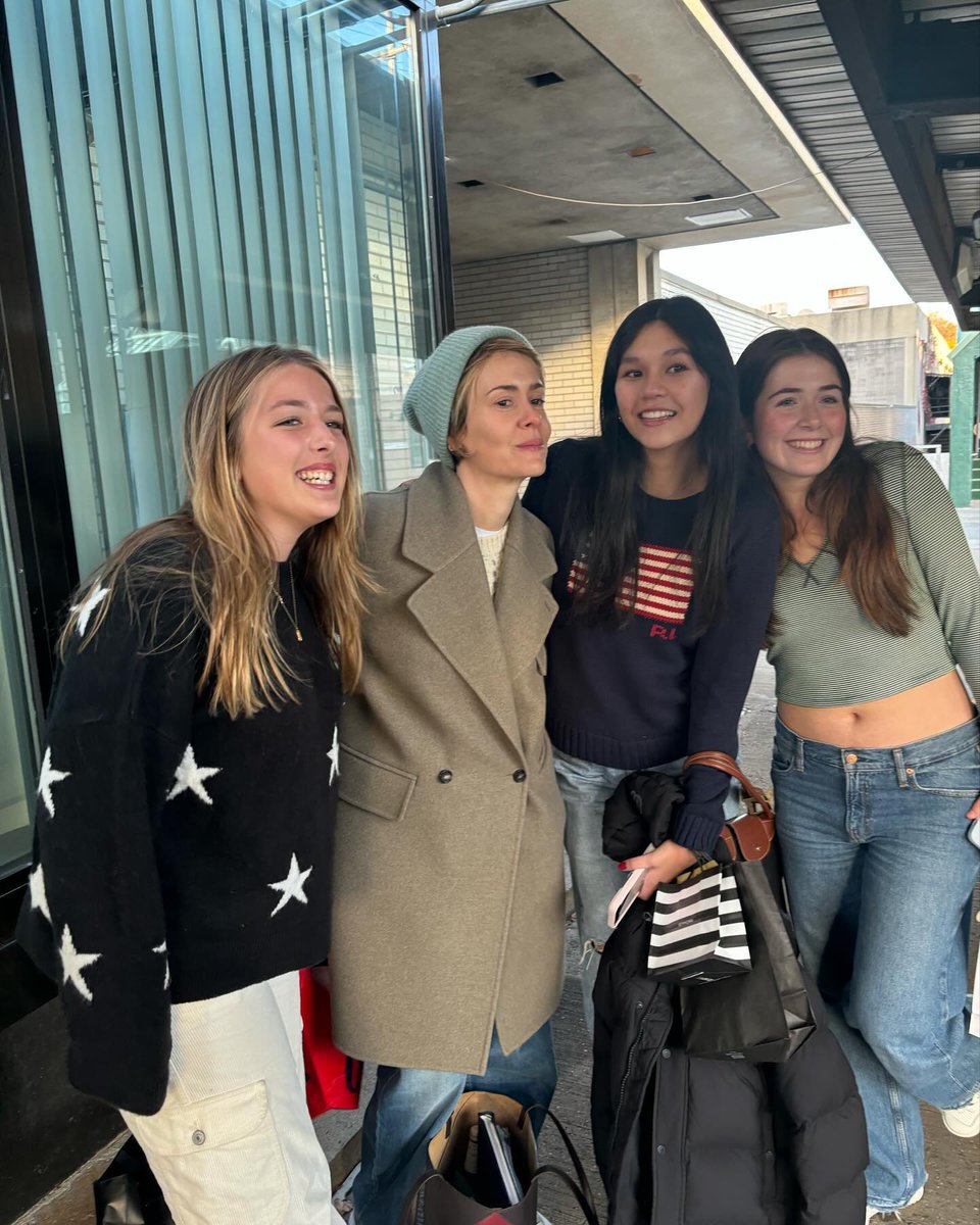 BraSarahPaulson's tweet photo. Sarah Paulson com fãs recentemente https://t.co/RDb4CzPdZG