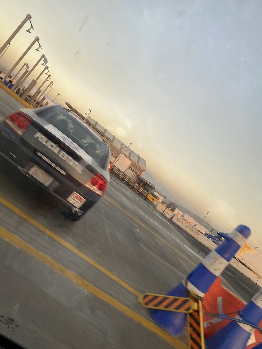 Polis mordiendo gente en pleno domingo autopista bordo peñón o neza bordo <a href="/c4jimenez/">Carlos Jiménez</a> <a href="/PDI_FGJCDMX/">Policía de Investigación</a> <a href="/Edomex/">Gobierno del Estado de México</a>  <a href="/SS_Edomex/">Secretaría de Seguridad del Estado de México</a>