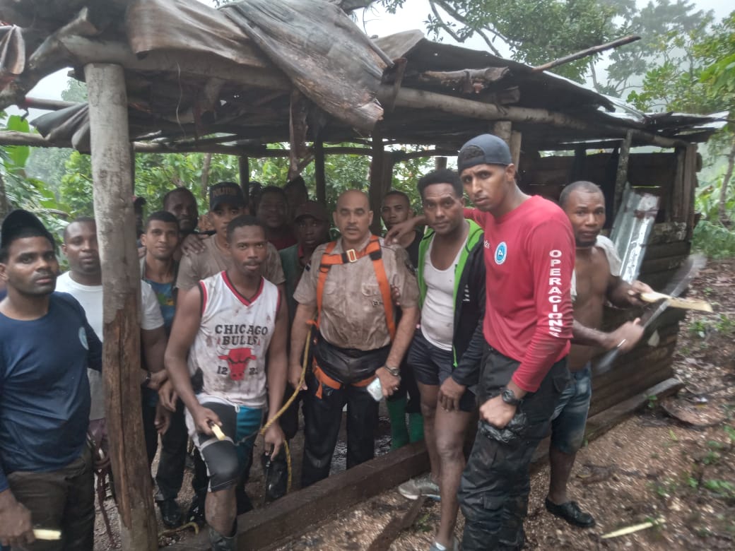 Fuerza Aérea se luce en rescate de coronel Peralta Pilarte, raso Lora y el nacional Haitiano atrapado en  loma de Barahona la tarde de este domingo.
Los policías adcriptos a Politur, habían rescatado a cinco bomberos españoles, pero quedaron ellos atrapados por más de 50 horas.