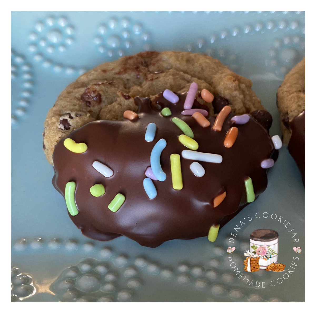 denascookiejar's tweet photo. VEGAN Chocolate Chip Cookies dipped in Vegan Chocolate 😍🍪 #vegan #vegancookies #Perrysburg #Ohio https://t.co/wEhrdt3BvQ
