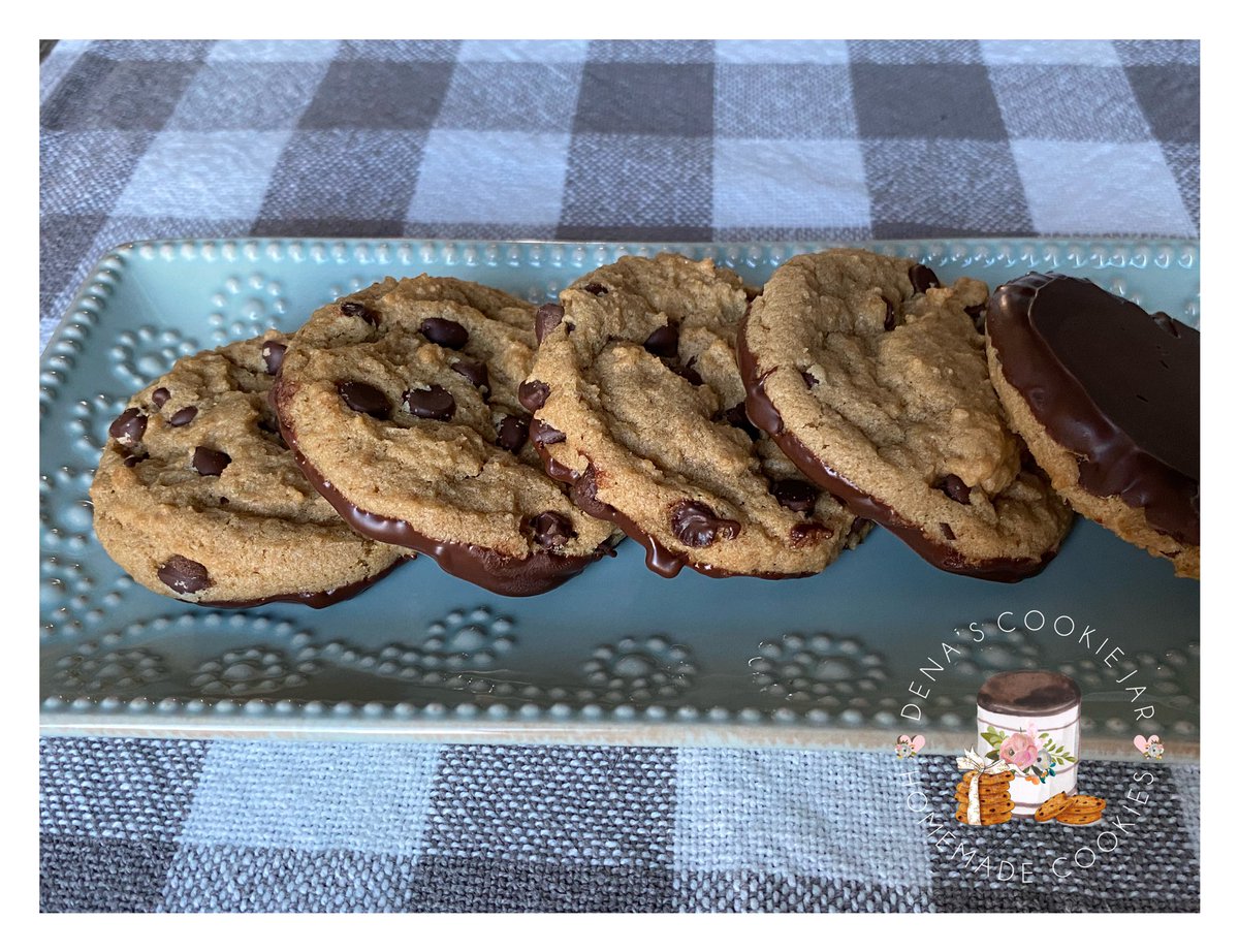denascookiejar's tweet photo. VEGAN Chocolate Chip Cookies dipped in Vegan Chocolate 😍🍪 #vegan #vegancookies #Perrysburg #Ohio https://t.co/wEhrdt3BvQ