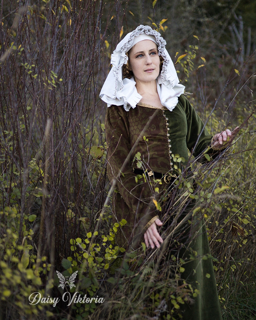 Possibly my favorite photo from this shoot!

#fantasydress #medieval #middleages #sewingdiy #sewingismytherapy #costuming #historicalsewing #fairytale #sewingtutorial #sewingpattern #14thcentury #reenactment #costumedesign #renfaire #renaissancefestival #preraphaelite #mysca