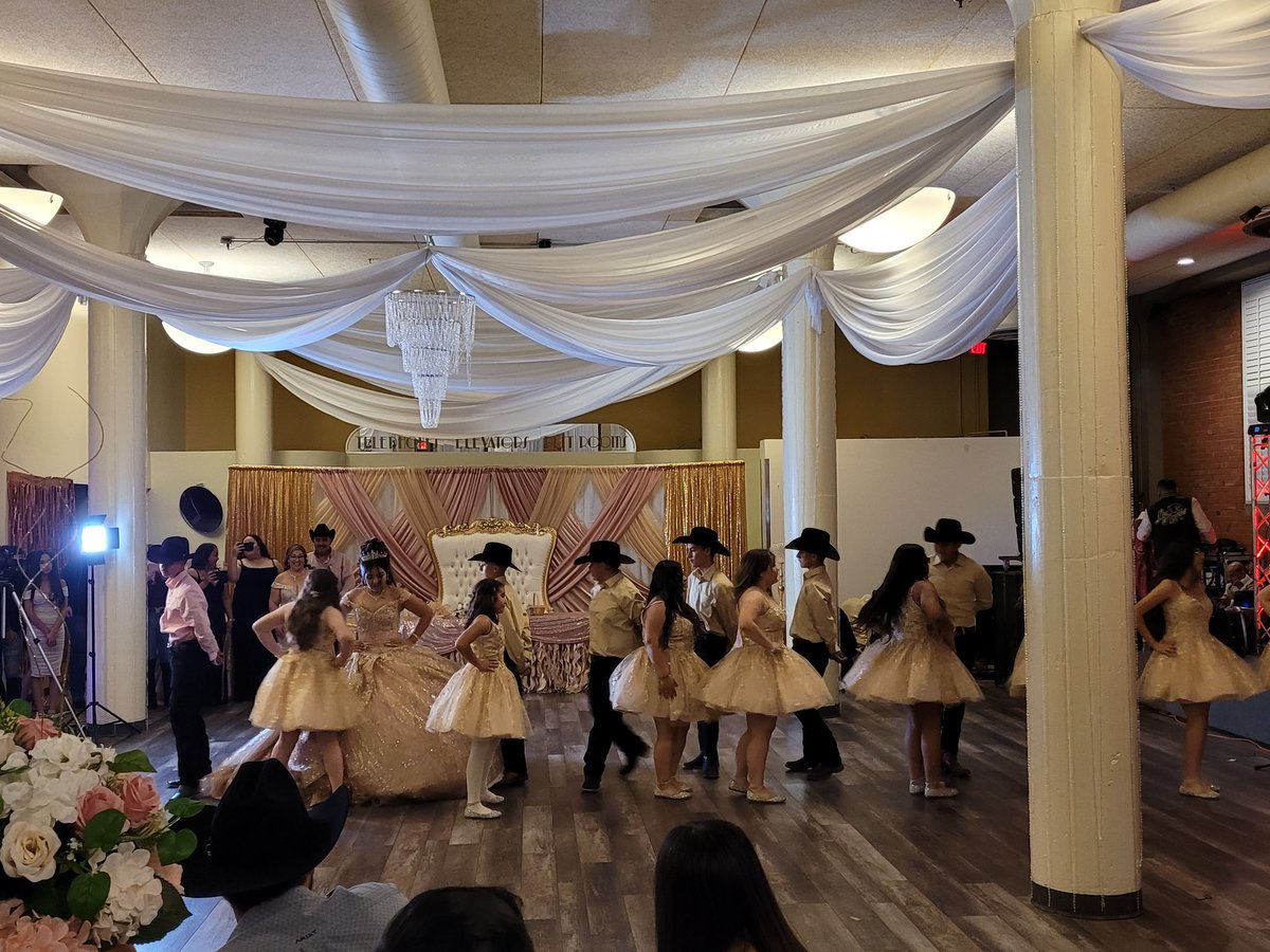 idalialt's tweet photo. Family Quinciañera celebrating my prima, Victoria.  We love you! https://t.co/HkBFxePhnd