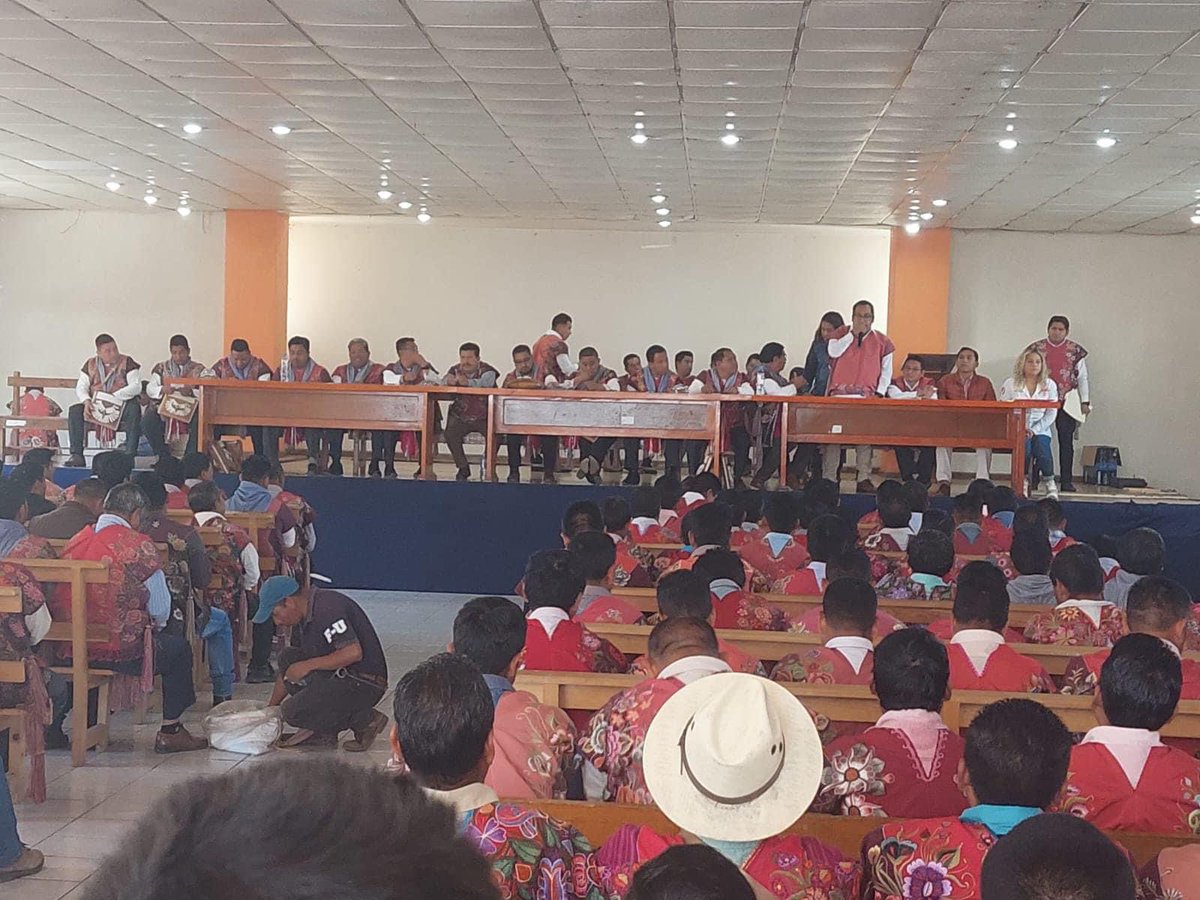 La Presidenta de <a href="/LaREDChiapas/">La RED Chiapas</a>, <a href="/MoscosoMajo/">Majo Velasco Moscoso</a>, tomó protesta de su Comité Municipal en Zinacantán. Muchas felicidades a Macario Pérez González y Mariano Domingo Jiménez quienes dirigirán los destinos de su sector en este bastión priista de nuestro estado. #SomosRevolucionarios