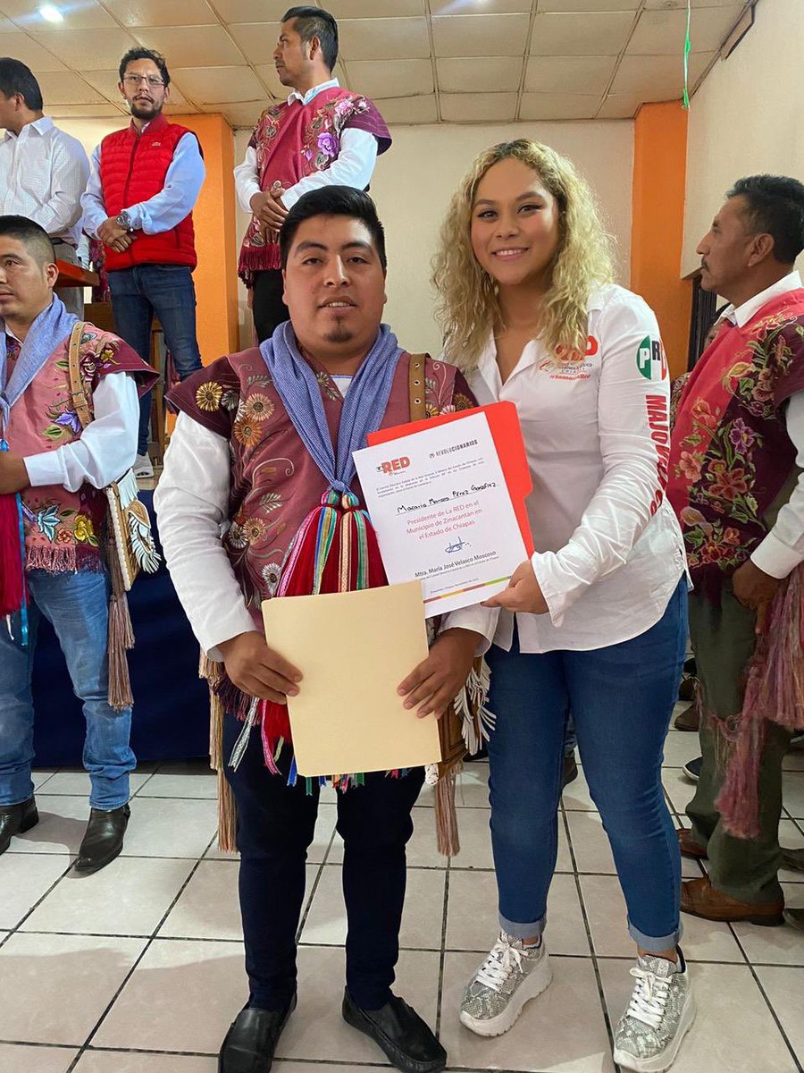 rubenzuarth's tweet photo. La Presidenta de @LaREDChiapas, @MoscosoMajo, tomó protesta de su Comité Municipal en Zinacantán. Muchas felicidades a Macario Pérez González y Mariano Domingo Jiménez quienes dirigirán los destinos de su sector en este bastión priista de nuestro estado. #SomosRevolucionarios https://t.co/UwZNwHG6XK