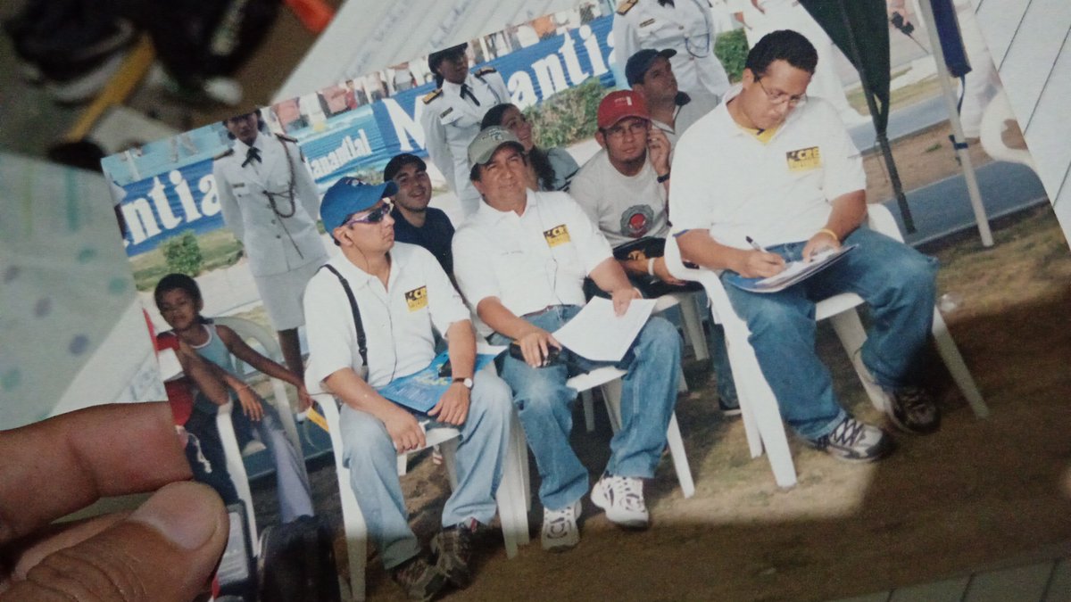 stalinbriones's tweet photo. Del baúl de los recuerdos... Ahí está el profe @frankbeisbol, @ErickSaltosJ y #OrlySalas en alguna cobertura de #RadioCRE, no pregunten hace cuánto que no recuerdo. Todos uniformados menos yo 🤣🤣 https://t.co/QfOc29vO4C