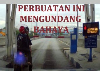 Smarttunnel's tweet photo. 0900Hrs Penunggang dan pembonceng tidak dilindungi insurans jika berlaku kemalangan di dalam terowong. Mengapa ambil risiko? Sayangilah nyawa yang tersayang. Keselamatan anda keutamaan kami. #SMARTTunnel #SMARTshares https://t.co/DaS1WDLZr5