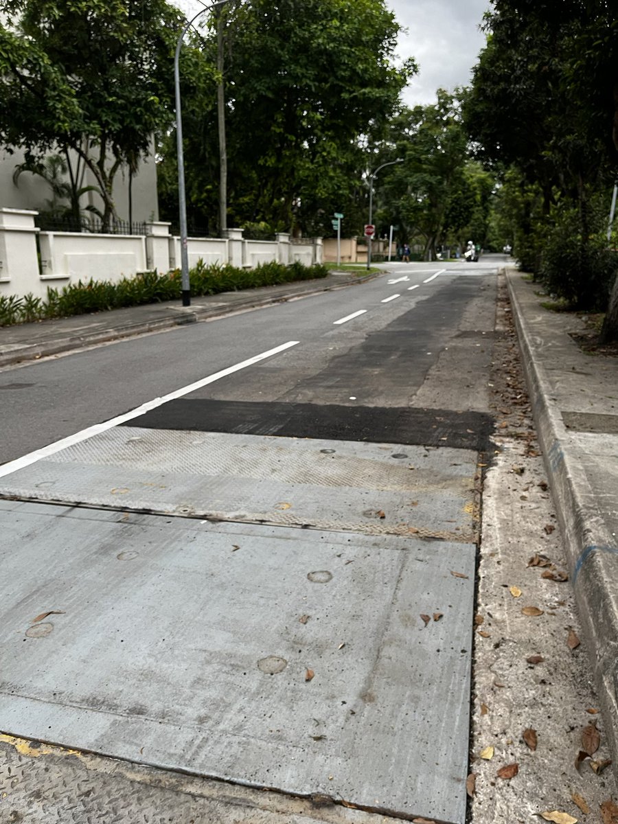 zang_thio's tweet image. Another fabulous example of how this really should be done better. @LTAsg #roadwork #digup #patchup