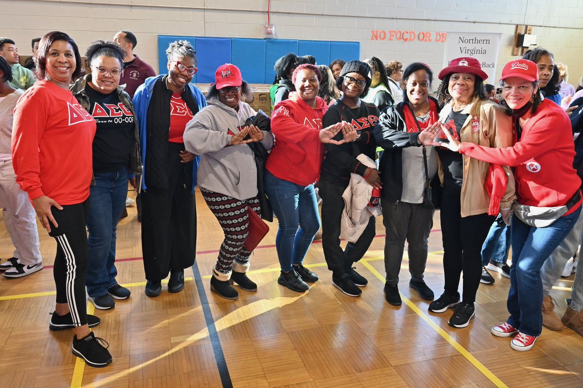 FCACDST's tweet photo. Great day of service in the community for our chapter members, Delta Academy, and GEMS as they helped pack Thanksgiving food boxes yesterday for those in need during the annual Northern VA Project GiveBack #D9ServiceandUnity @NOVAPGB #FCACDST #FCACGivesBack #ProjectGiveBack https://t.co/U8MCJXxBSJ
