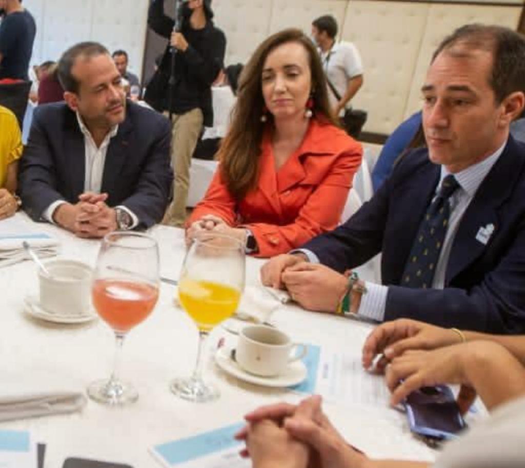 LuisFerCamachoV's tweet photo. Felicito a @JMilei y a mi amiga @VickyVillarruel por su valentía y fuerza al enfrentar con principios y convicción una elección tan desigual.

Su victoria nos llena de esperanza a todos los pueblos que seguimos bajo el yugo del socialismo autoritario y persecutorio.

Pero mi mayor felicitación es para el pueblo argentino. Dios iluminó a ese noble pueblo, que no solo votó sin miedo, sino que también apostó por el trabajo como medio para recuperar esa Argentina próspera de sus abuelos.

Nuevos vientos de cambio y esperanza para nuestra América. Aunque el camino que inician es largo, es una senda a la que los bolivianos nos sumaremos en 2025, uniéndonos así todos los pueblos de Sudamérica.

¡Felicidades, una gran noche!

¡Dios los bendiga y viva la libertad!