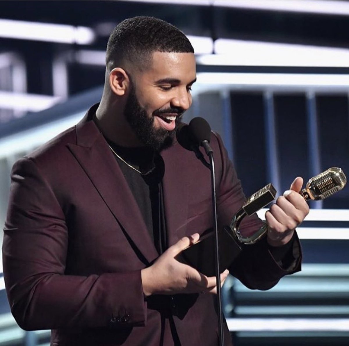 chartdrake's tweet photo. .@Drake won five awards at the 2023 #BBMAs    . 

— He extended his record as the most awarded ever with 39. https://t.co/78WNlaWSUd