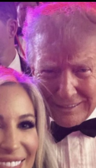 Jennife64704448's tweet photo. @DanaSan68018976 High af and what the hell is he looking at? https://t.co/23gfA6f1UF