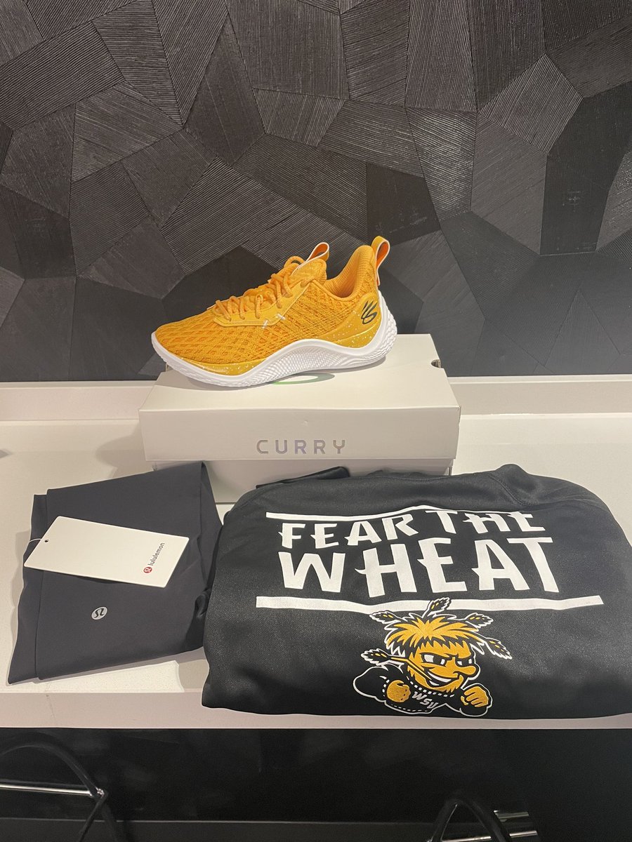 Christmas came early for the shocks!! Thank you <a href="/GoShockersSB/">Wichita State Softball</a> Curry’s, Lululemon leggings, and a new sweatshirt!🥎💛🖤 #goshocks