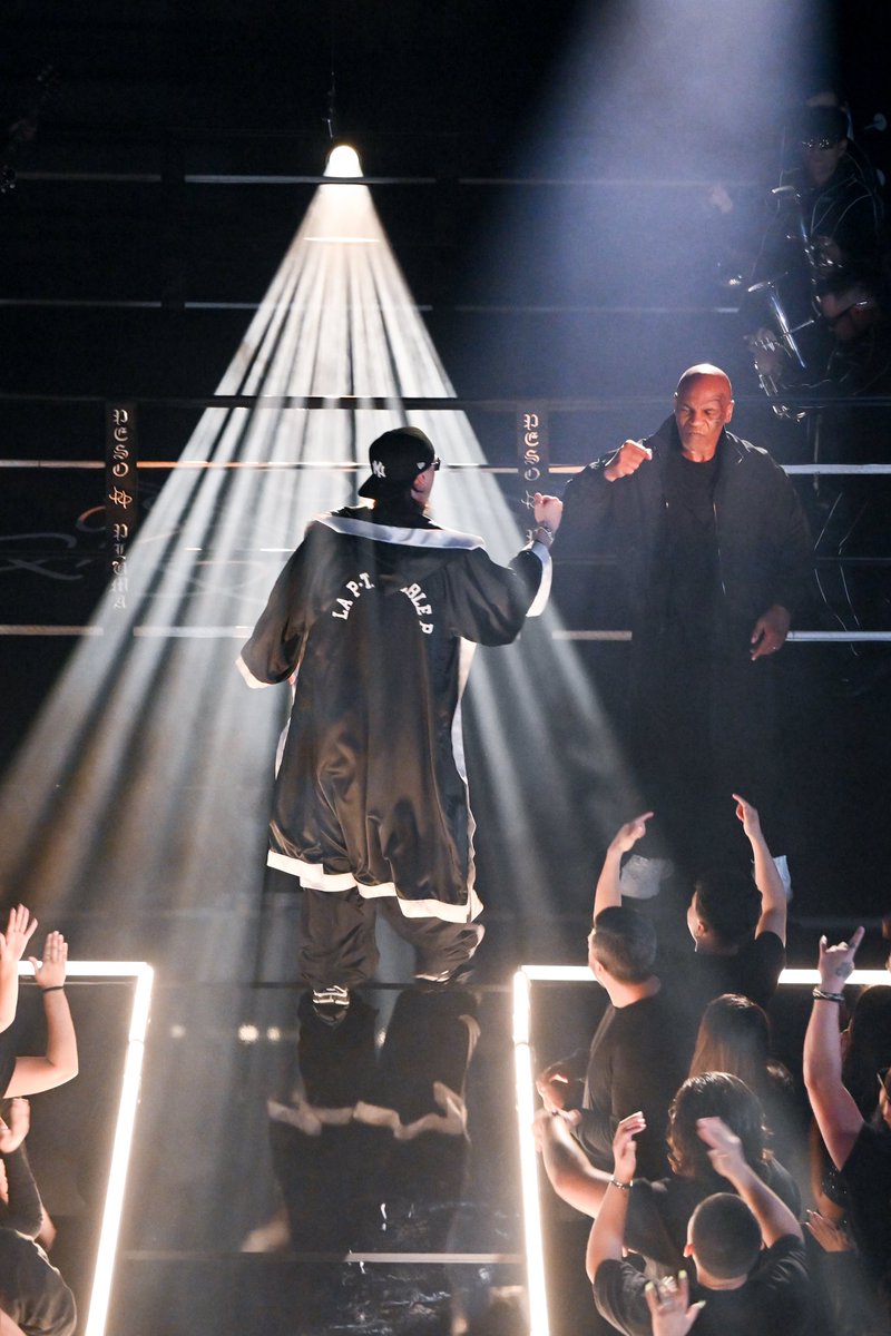 MikeTyson's tweet photo. “PESO PLUMA. MIKE TYSON.

BILLBOARD MUSIC AWARDS

#BBMAs - TONIGHT (NOV 19) AT 5PM PST - VIA @billboard, @BBMAs and https://t.co/Zvz2RXbujD “
#ad https://t.co/GXSZTsDrGl