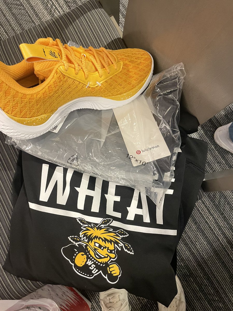 Shocker Santa came early this year! Super thankful for everyone that made this happen 💛🖤 <a href="/GoShockersSB/">Wichita State Softball</a> #lululemon #currys