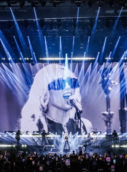 Miley Cyrus last live show was officially 1 YEAR AGO (mexico city)

365 days...