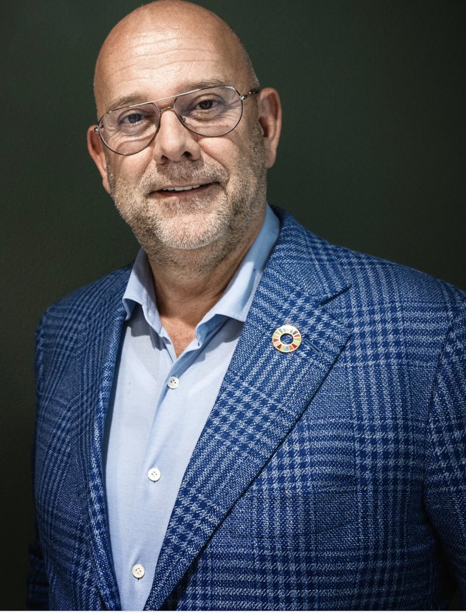 Jonathangeers2's tweet photo. Mensen die de #PVV aan het bashen zijn met leugens moeten hier maar eens naar kijken. #Bram die werd ingezet door #D66 om #Baudet klein te krijgen of meneer #VanGool die een miljarden donatie aan de #VVD gegeven en een vraag mocht stellen. https://t.co/q4L1ANAPkq