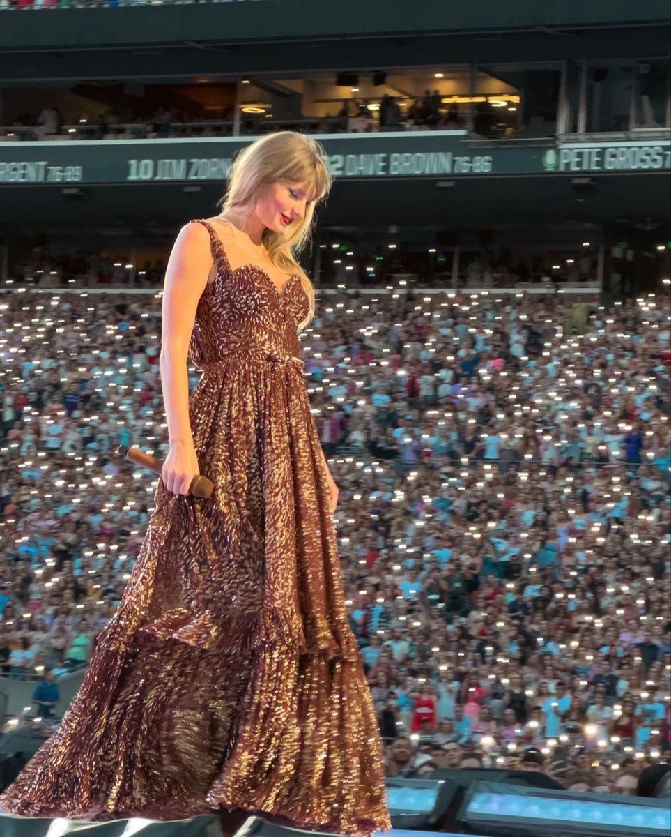 The Bronze Dress ❤️❤️
#WeLoveYouTaylor
#TSTheErasTour #RioTSTheErasTour #BuenosAiresTSTheErasTour