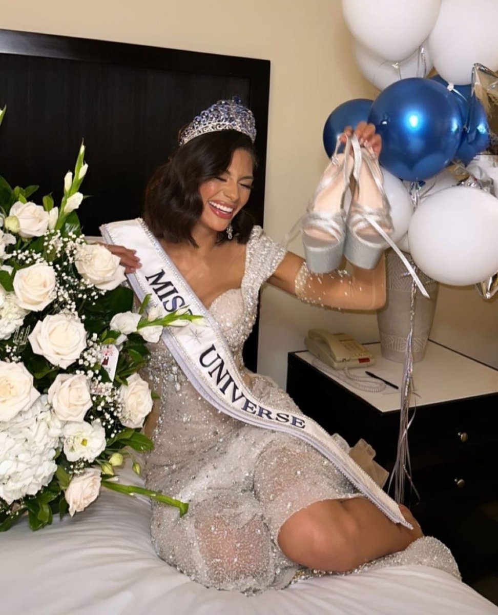 Telemundo's tweet photo. Con el corazón lleno de orgullo, así celebró Sheynnis Palacios su triunfo en #MissUniverso Deja una bandera de 🇳🇮 si festejaste con ella su coronación.
📸@sheynnispalacios_of

#MissUniverse https://t.co/Mhzb1cTk5g