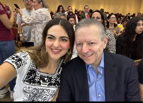 Latosso's tweet image. Hola @AndreaChavezTre ¿vas por otra jirafa? #EsPregunta