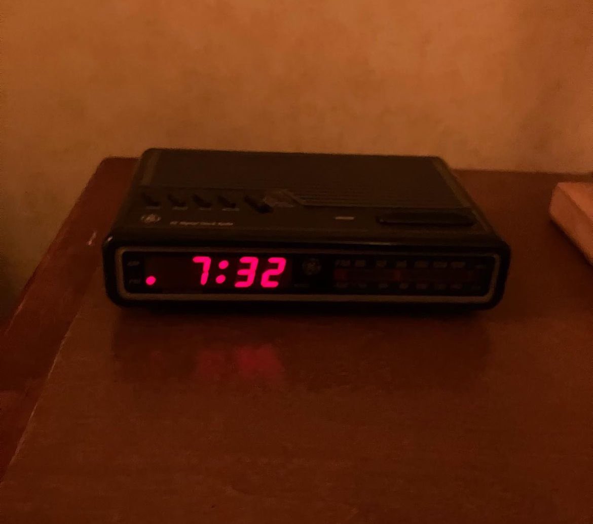midwestern_ope's tweet photo. Every Midwesterner owned this clock at one point https://t.co/XTWQooN0SN