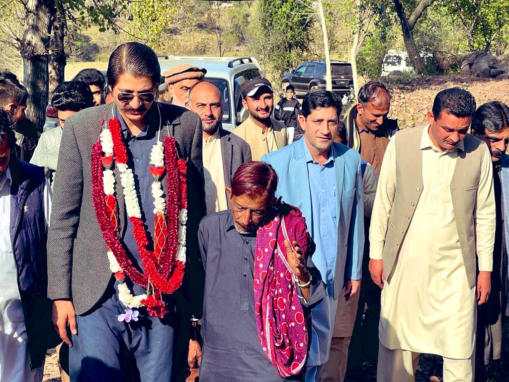 MWaleedCh1's tweet photo. اندرلہ کہٹڑہ کے مقام پر رفیق مغل صاحب کے بیٹے ماجد مغل صاحب کی شادی میں شرکت۔ https://t.co/I9annoEAsK