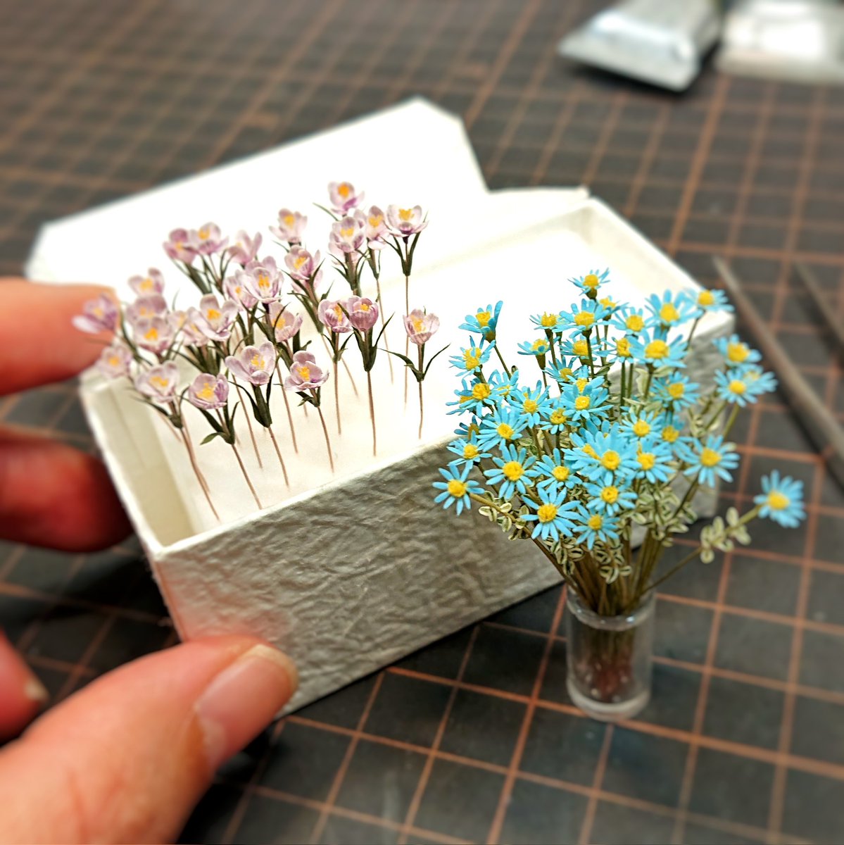mikamanma's tweet photo. 仕事や家事の合間に少しずつ作っていたブルーデージーとクロッカスが完成しました😊
何度もなくした(笑)小さいパーツ作りは勿論のこと、葉や花弁の模様がとても難しかったですが、とても楽しく作ることができました😆👍✨

参考書籍はROSY(@RosyanneG)さんの「ミニチュアフラワーレッスン」です📖 https://t.co/OkqFP3FgfL