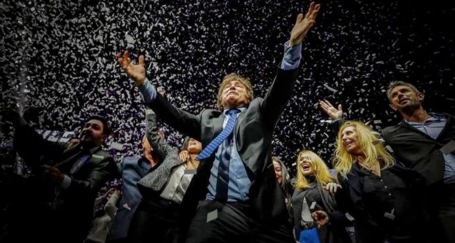 DamaDeFerroTV's tweet image. Vitorioso: Foto da noite, Javier Milei comemora sua vitória.