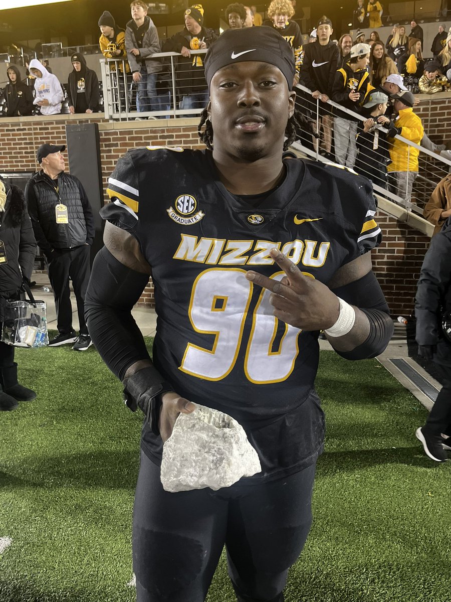 kimlandry100's tweet photo. What an Awesome Sr. Night for Mizzou Football. I will forever be grateful for the staff, fans and the opportunities in which Josh was able to participate while at MIZZOU! #blessed #MIZZ #STP #nextstopNFL #myboo https://t.co/rLPJu2ZHTb