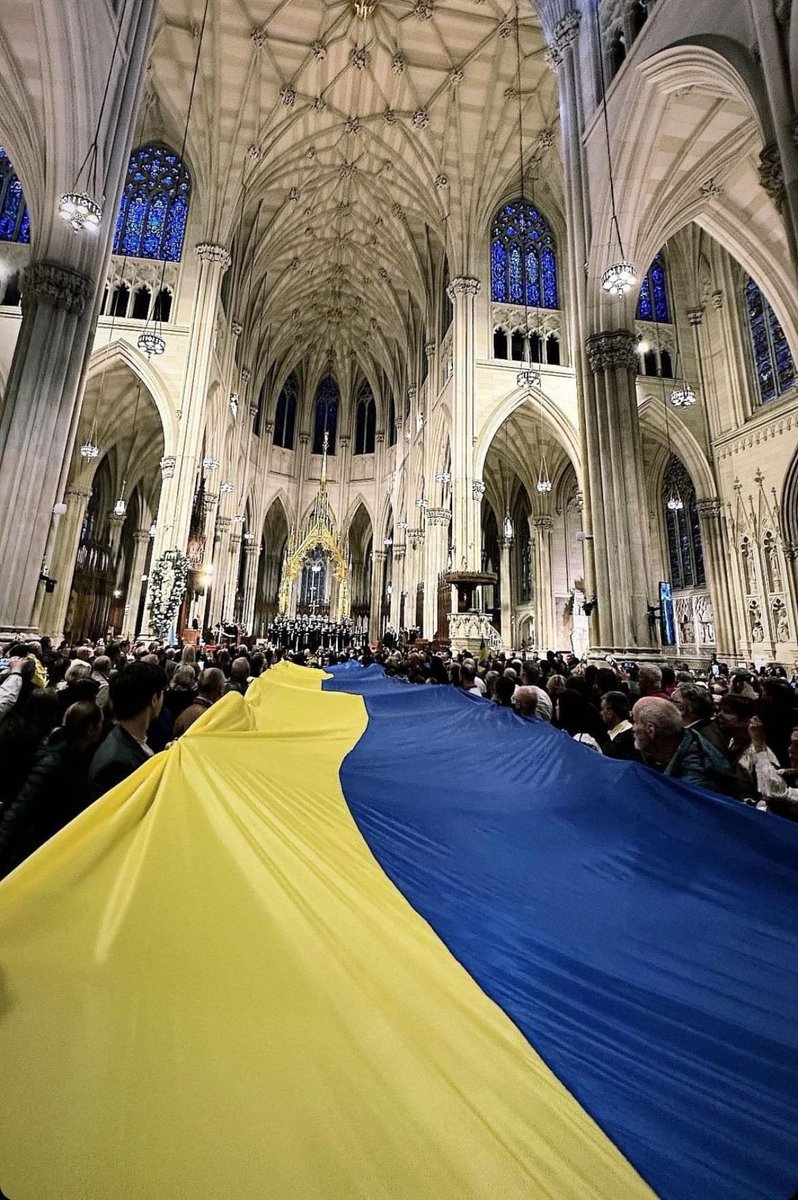It was an honor for me and my brother Ambassador @SergiyKyslytsya to join the Holodomor prayer at Saint Patrick Cathedral in New York this Saturday and to hold our flag with Holodomor survivors and Ukrainian hromada💙💛✊🏼🇺🇦