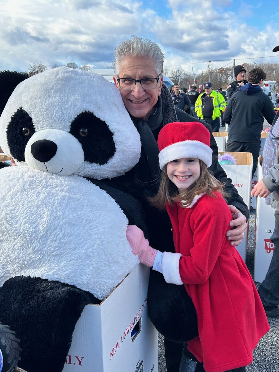 JamesTedisco's tweet photo. 🎅🏻Yeah, we got a great big convoy!!! Whatta beautiful sight!!! Ten years of Convoy for Tots and it shows no signs of slowing down. Largest procession yet! Between @SheriffZurlo crew, Capital Region Toys for Tots force &amp; USMC, I was pleased to lend a hand with @FrankRossi https://t.co/5s0l2xXj2H