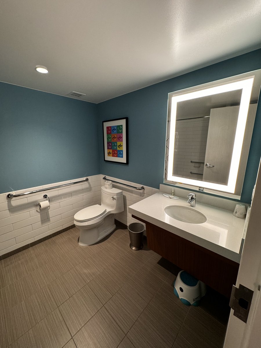 Checked-in for our 3-night Disneyland stay at the <a href="/HoJoAnaheim/">Howard Johnson Hotel</a> booked through @TravelSwap_xyz.  Kids love the bunkbed. 

<a href="/DaoDonNFT/">TheDaoDon</a> saved me $200. few.