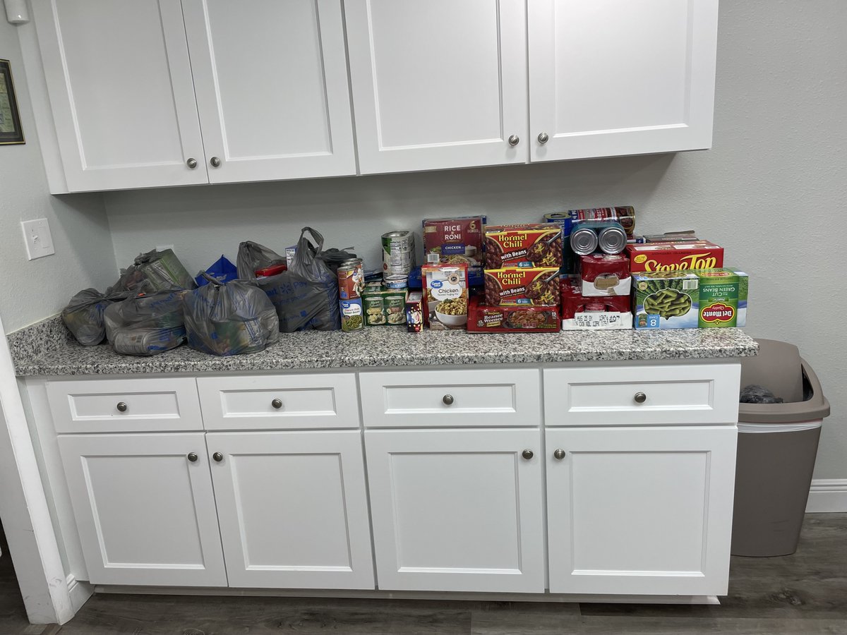 SunshineSigning's tweet image. Overflowing gratitude for our community's kindness this Thanksgiving! The turnout exceeded expectations, guaranteeing that no one goes hungry. A big thank you to everyone who played a part in making this happen!