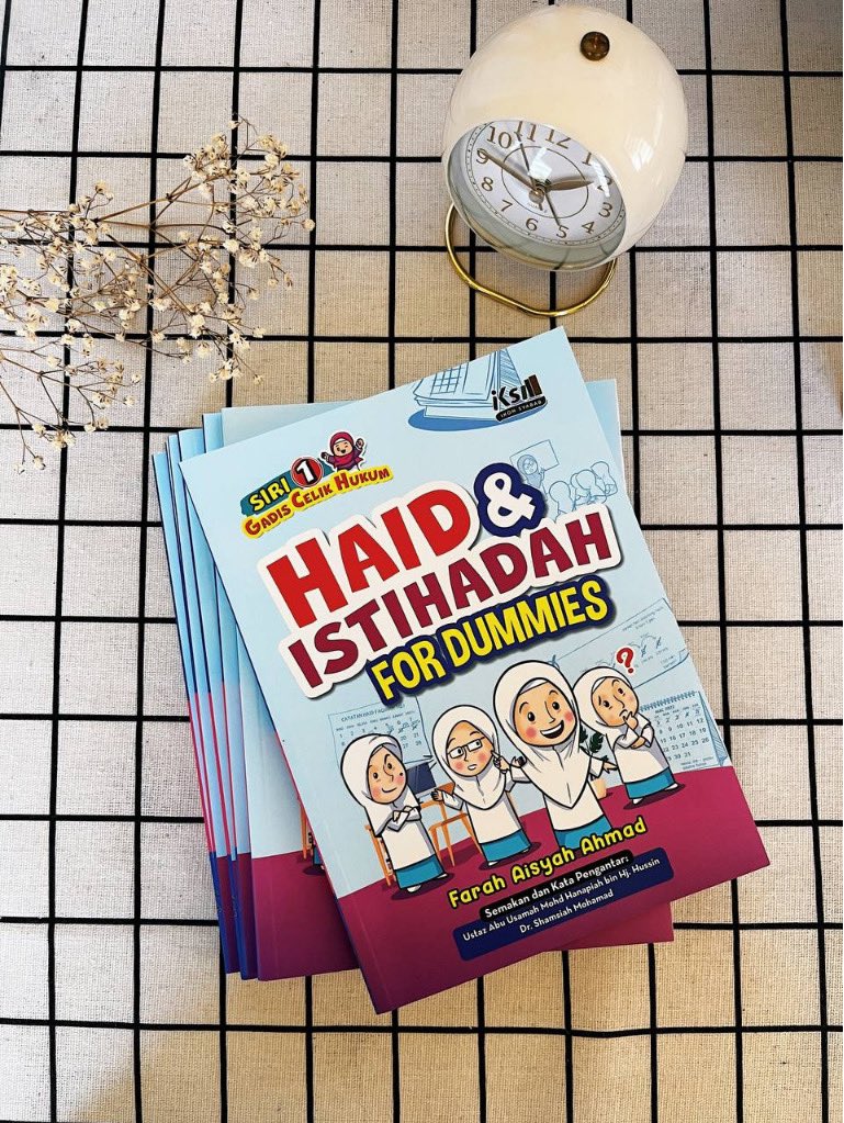nadrazakaria's tweet photo. I jumpa satu buku yang khas untuk anak gadis and wanita 🫶🏼 

Kadang kadang kita rasa benda tu simple tapi sebenarnya kita perlu tahu and buku ni jelaskan tentang haid dan istihadah dalam bentuk komik and mudah nak faham.

Dia siap tunjuk cara kira hari suci sekali tau! https://t.co/8uchDbwaG2
