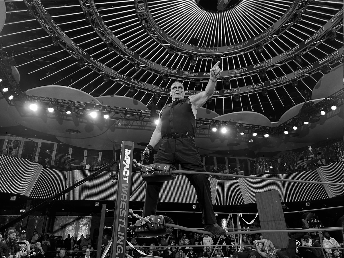 Pick a wrestling pic you took and make it b&w 🖤🤍