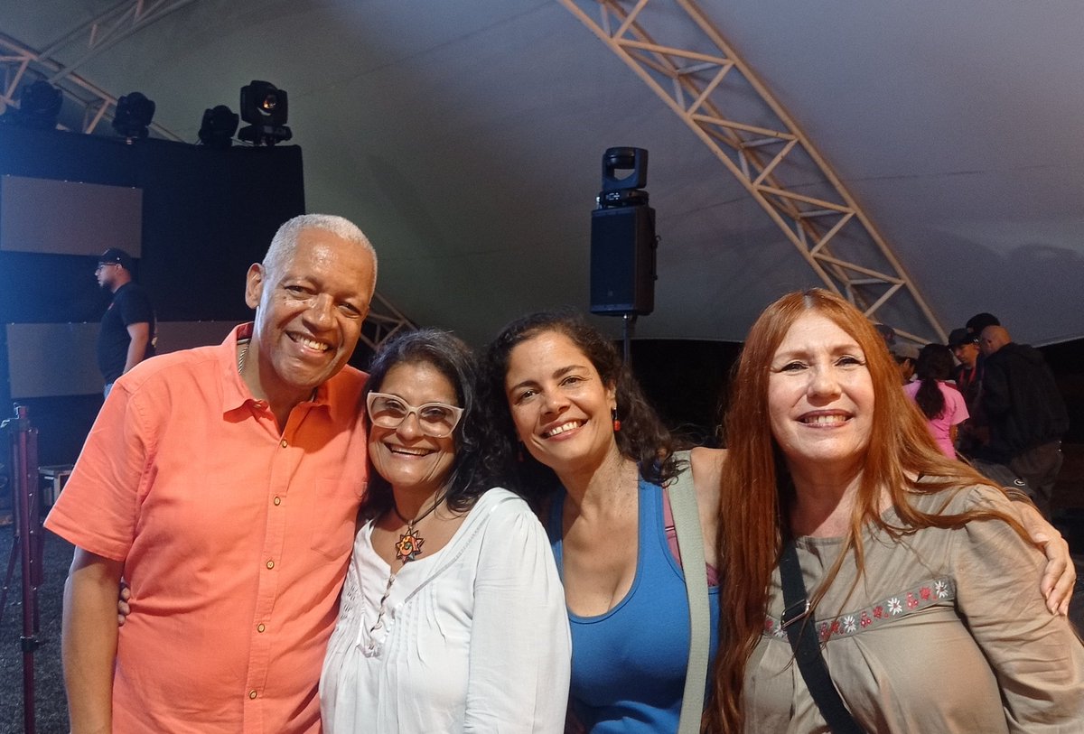FabiolaJoseVzla's tweet photo. Gente amada en @filven2023 porque #LeerNosReencuentra y #CantarJuntosNosExpande
Maravilloso concierto de #FranciscoPacheco y su pueblo ✨💫🎶 https://t.co/5wivWVEKdO