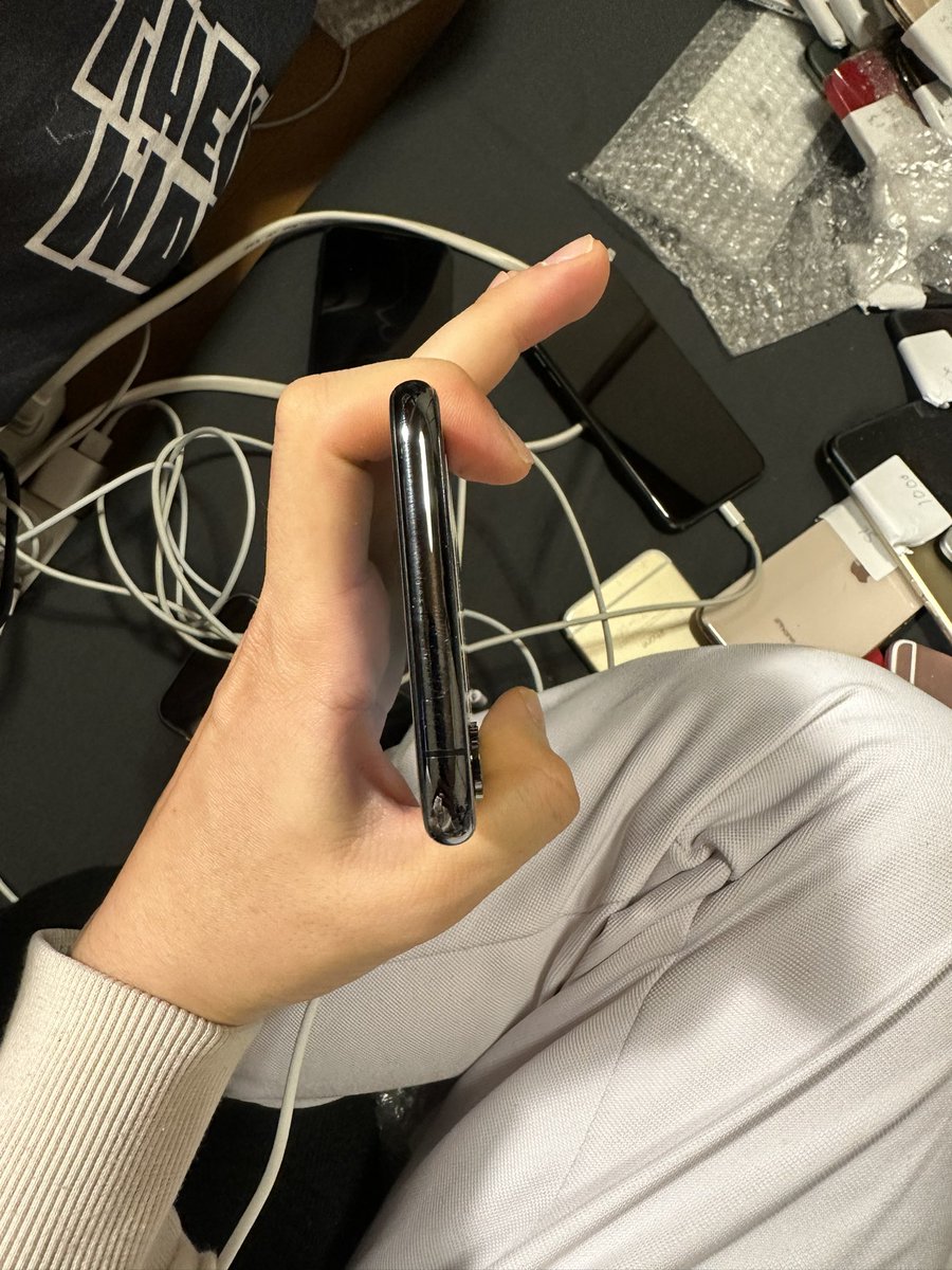 DatTien26915982's tweet photo. Xs 256GB 
Ios: 13.3.1 
要る人がいますか。 https://t.co/wx10Wsh2ur